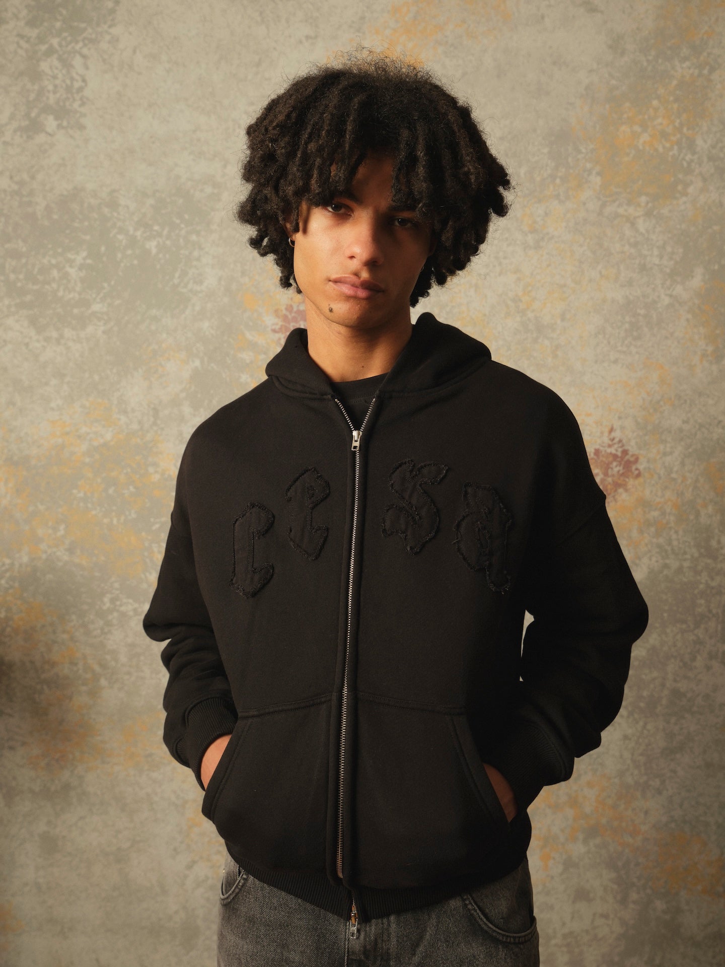 ZIPPER - BLACK ON BLACK